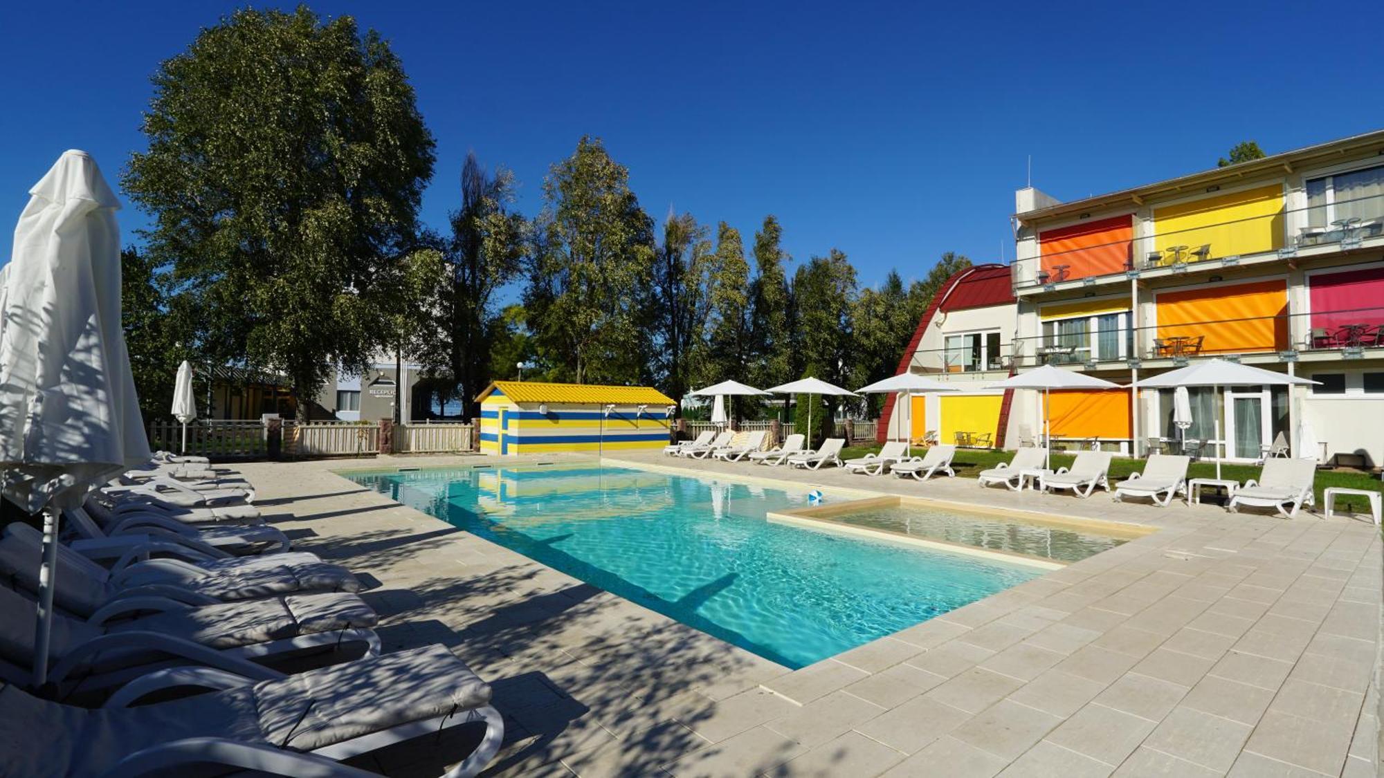 Colors Holiday Hotel Siofok Exterior photo